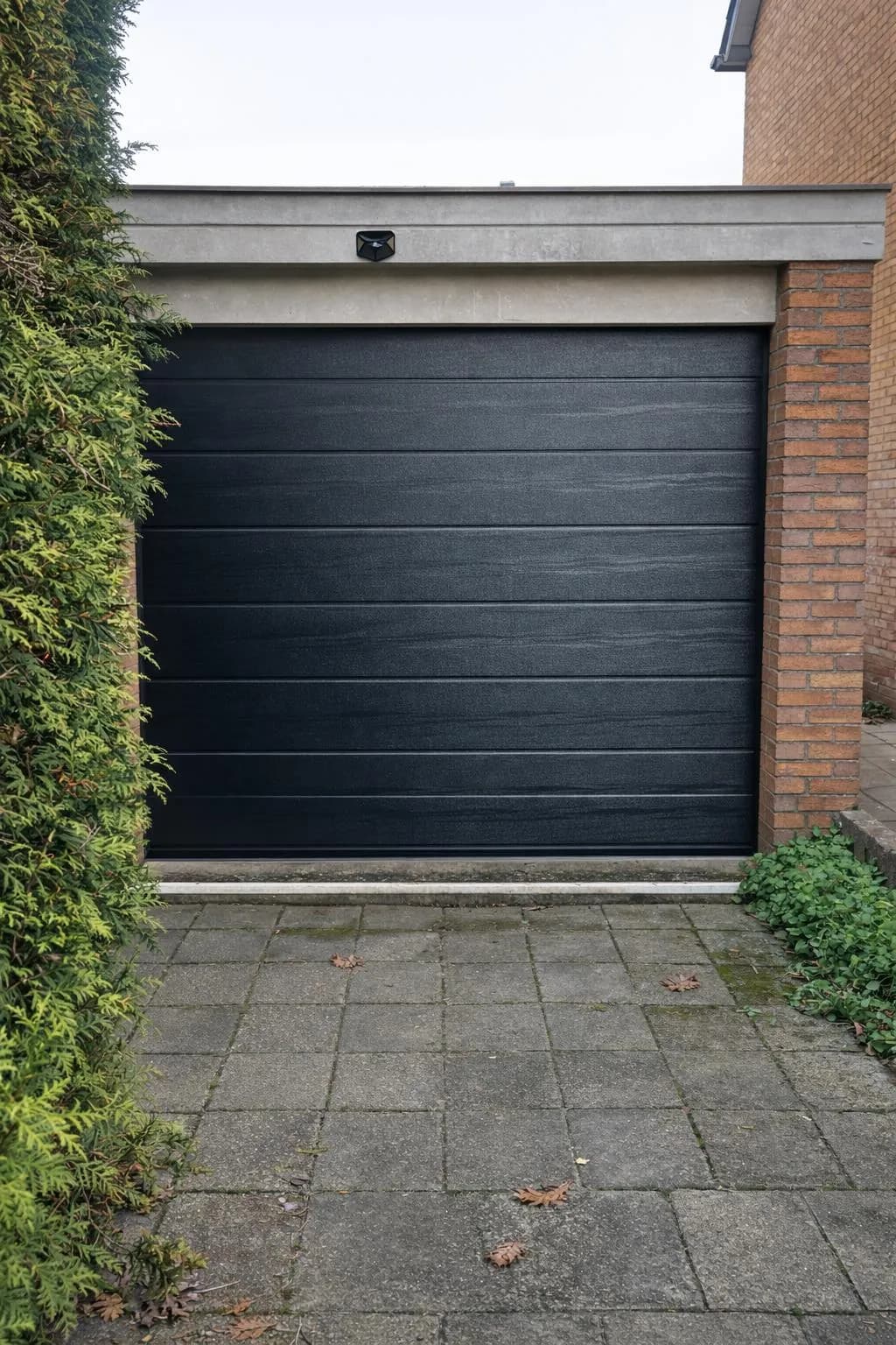 Overhead Deuren 01 — buitenproject gerealiseerd door JH Buiten Bouw Groep